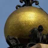 Chiude il prospetto un lanternino con una sfera in ghisa, rivestita da tessere in vetro bagnate nell�oro, posizionato a 50 metri di altezza